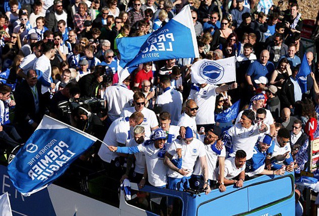 Cổ động viên bóng đá các nước trên thế giới đón nhà vô địch của họ như thế nào?